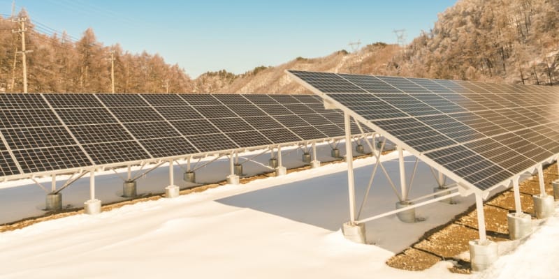 Understanding what happens to solar panels during summer and heat impact.